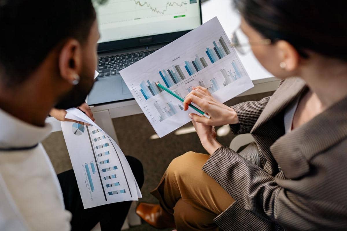 ilustrasi para kolega berkolaborasi dalam mendiskusikan grafik data