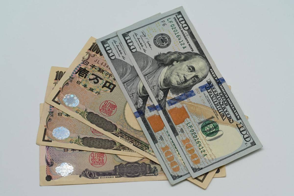 dolar Amerika Serikat dan yen Jepang