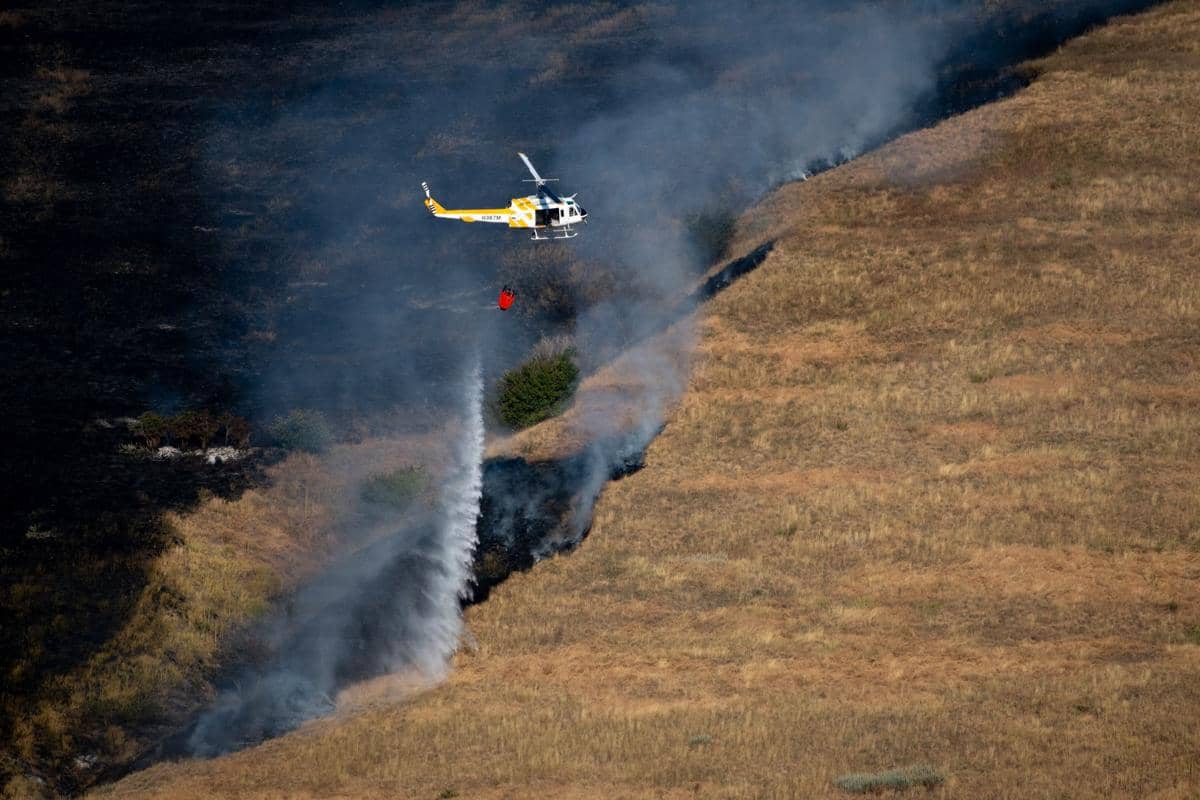 Helikopter Pemadam Bertabrakan Saat Lawan Kebakaran Hutan di Yunani