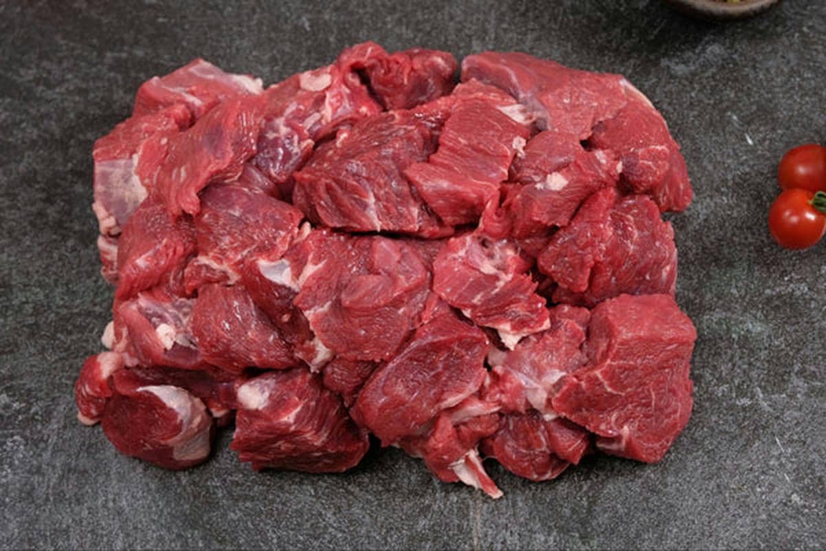 Ilustrasi potongan daging sapi mentah berwarna merah sebagai bahan pangan, karya Satmar Meats di Unsplash.