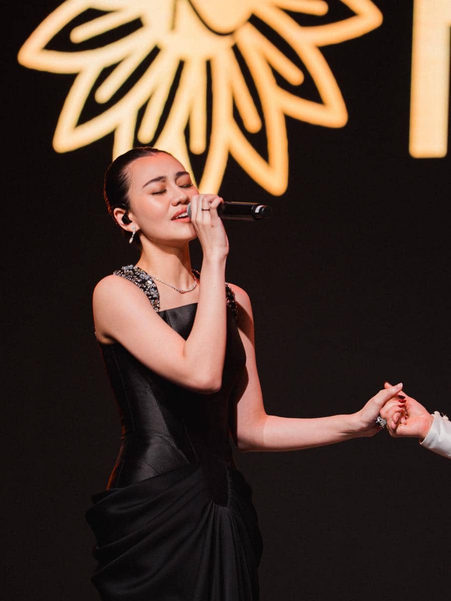 Penampilan Aaliyah Massaid di konser Reza Artamevia