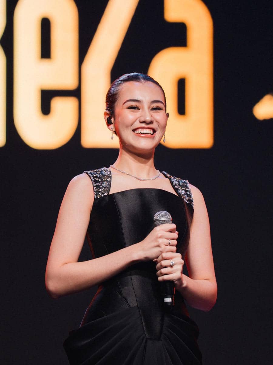 Penampilan Aaliyah Massaid di konser Reza Artamevia