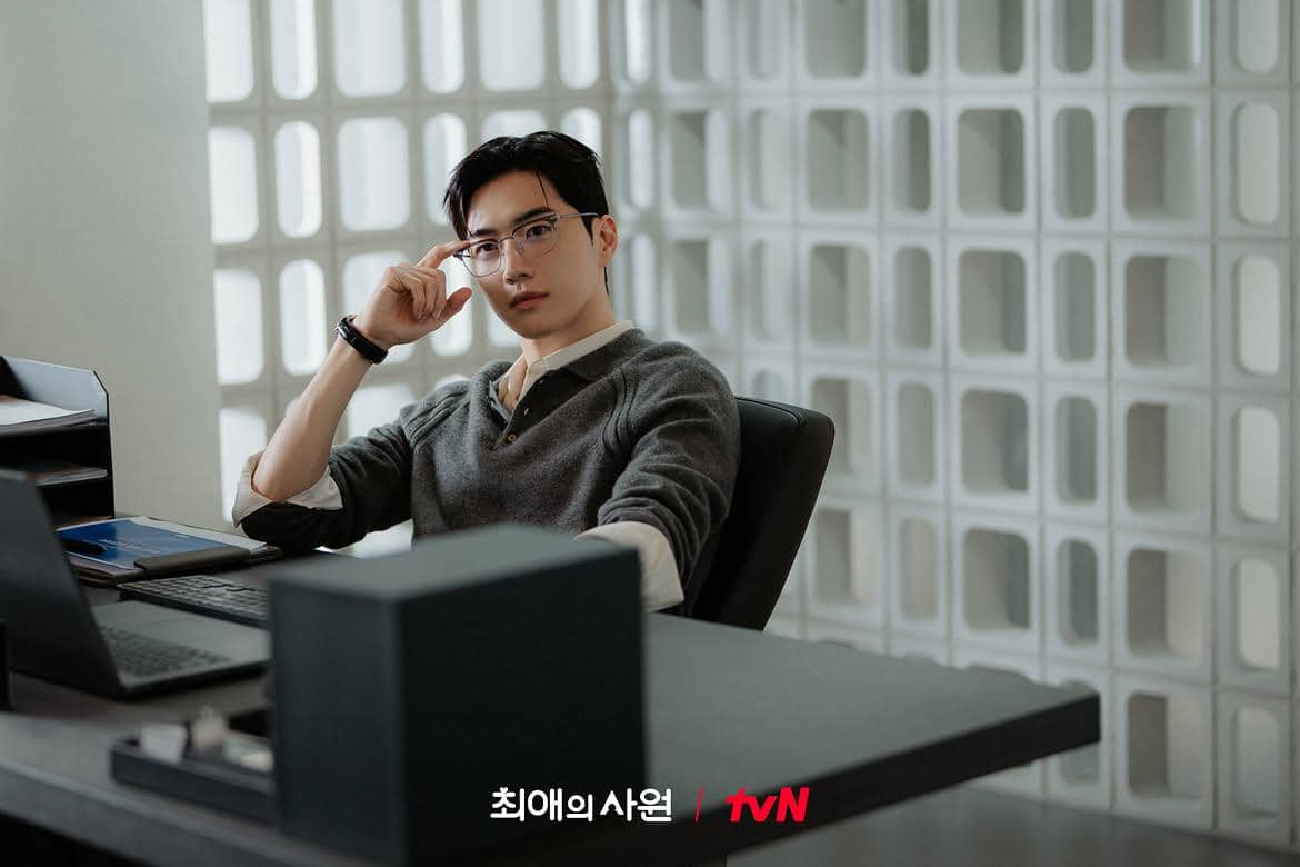 Potongan adegan promosi drama My Bias My Boss dari akun Instagram tvN Drama dengan suasana romantis di kantor.