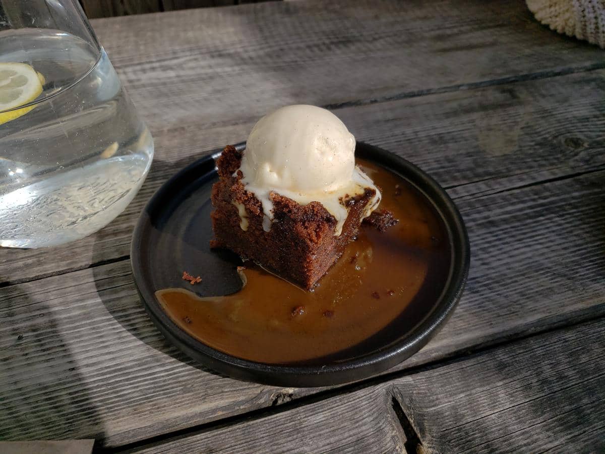 ilustrasi sticky toffee pudding