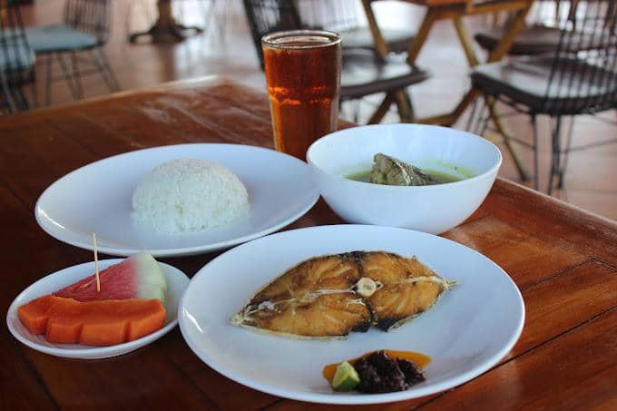 sajian sup dan ikan goreng Warung Siggi (googleusercontent.com/Warung SIGGI (Sup Ikan Goreng Gianyar)