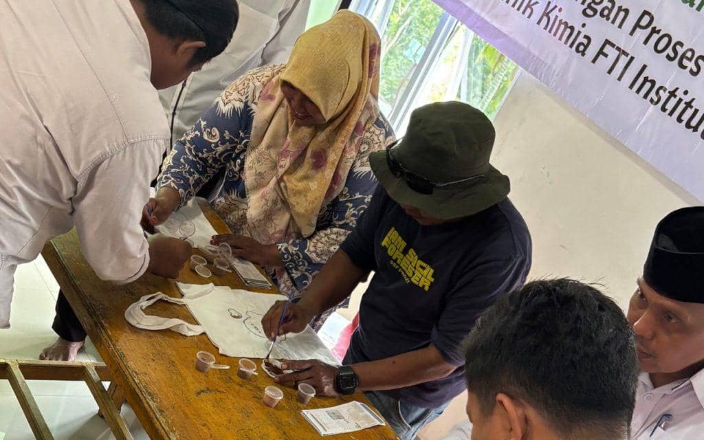 Tim dosen Itera memberikan pelatihan kepada warga tentang pengolahan biji pinang menjadi pewarna alami ramah lingkungan.