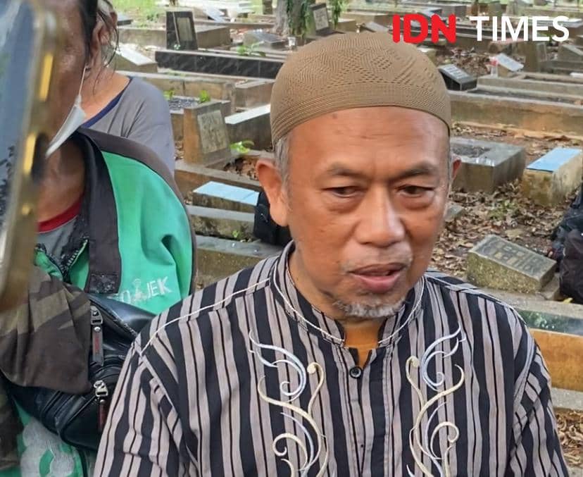 Zainal Wahyudin, adik Diding Boneng, berada di TPU Menteng Pulo, Jakarta Selatan, pada Senin (3/8/2026).