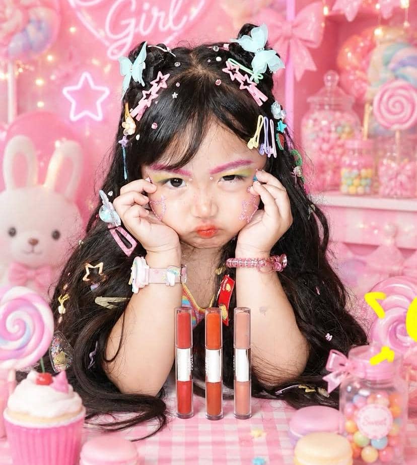 Potret anak artis dengan riasan centil bergaya Naykilla, berpose menggemaskan untuk unggahan Instagram.