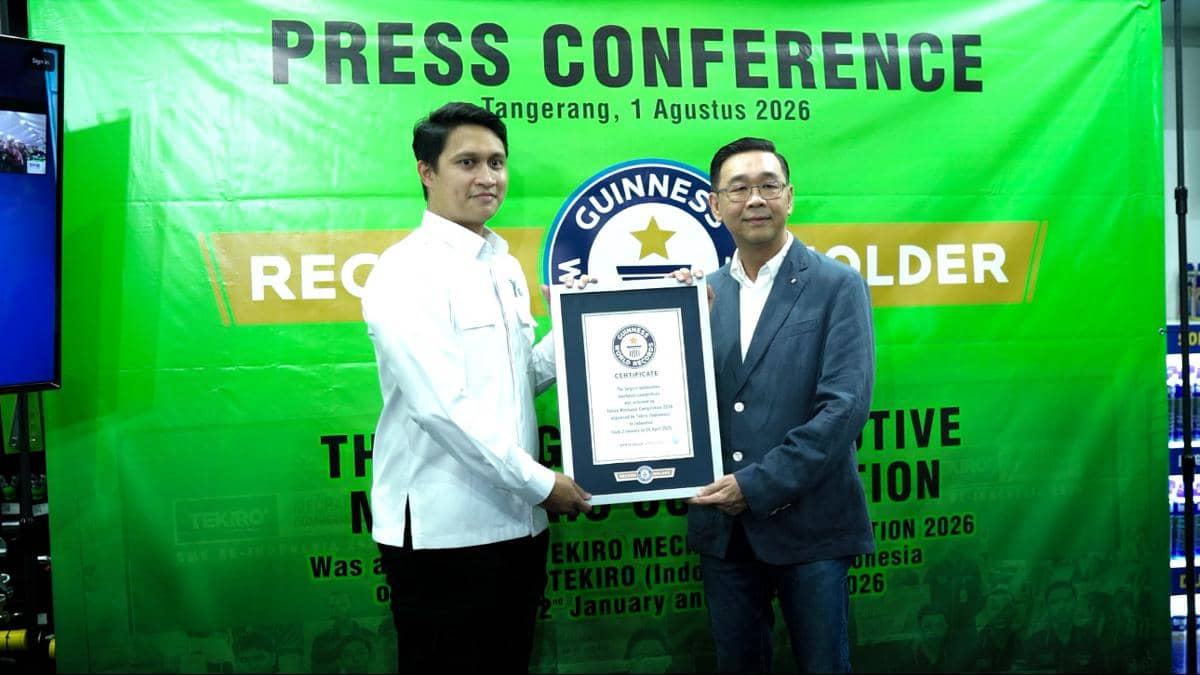 Seorang perwakilan menyerahkan sertifikat Guinness World Records kepada perwakilan Tekiro dalam acara penghargaan.