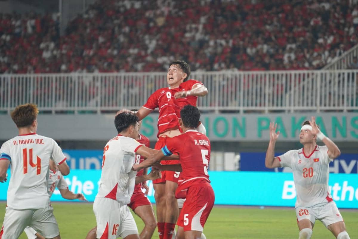 Vietnam Bantai Timnas Indonesia di Stadion Pakansari
