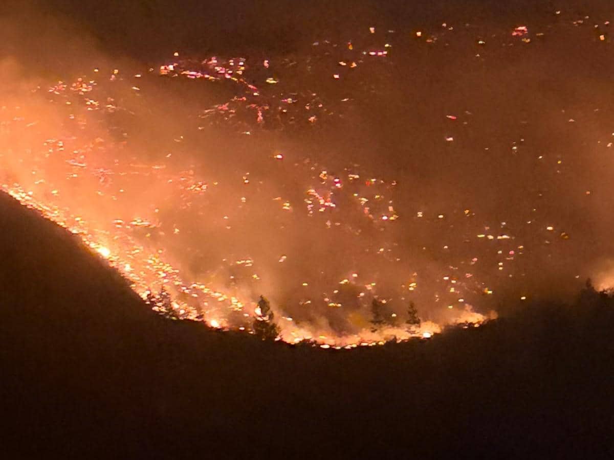Api dan asap kebakaran hutan membakar vegetasi di lereng Gunung Soputan, Kabupaten Mitra, Sulawesi Utara, 2 Agustus 2026.