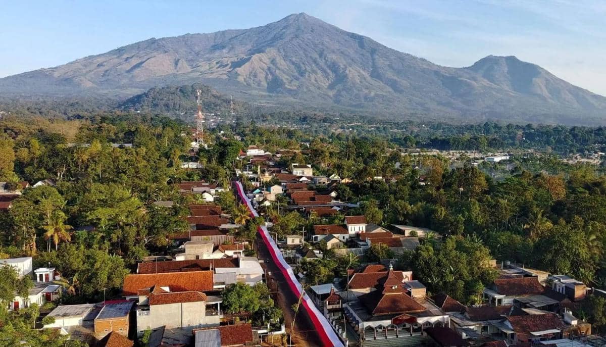 Indahnya Bendera Merah-Putih Raksasa di Kaki Gunung Arjuno