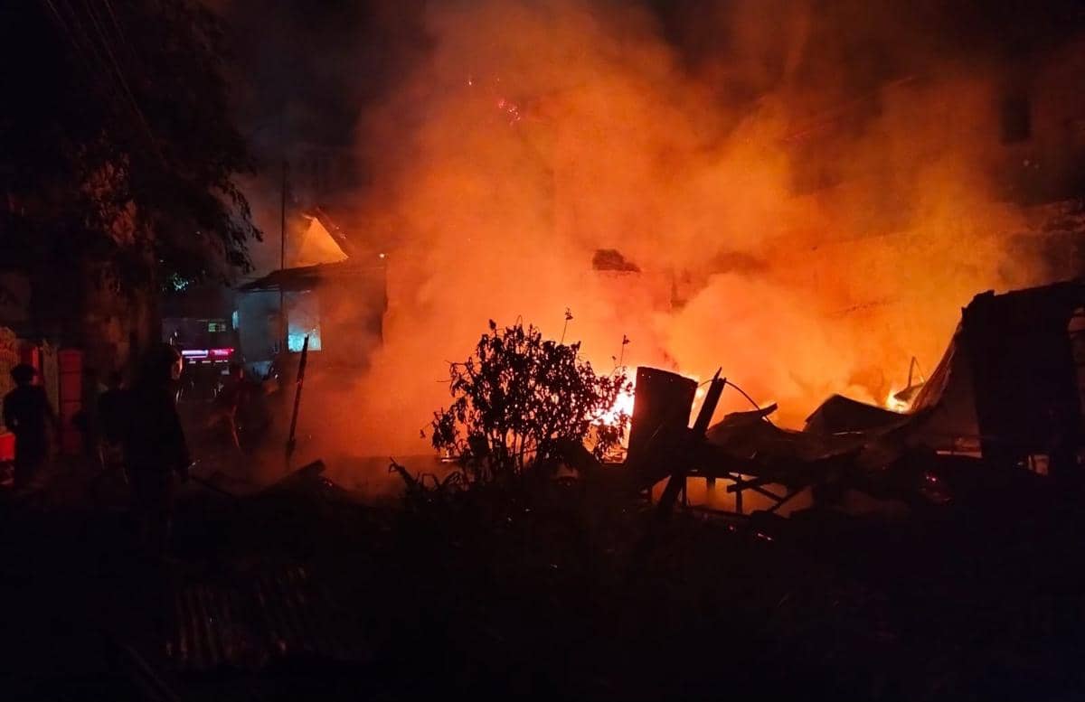 Empat rumah warga di Jalan Adyaksa Baru, Kelurahan Masale, Kecamatan Panakkukang, Makassar, terbakar pada Minggu (2/8/2026) dini hari. (Dok.