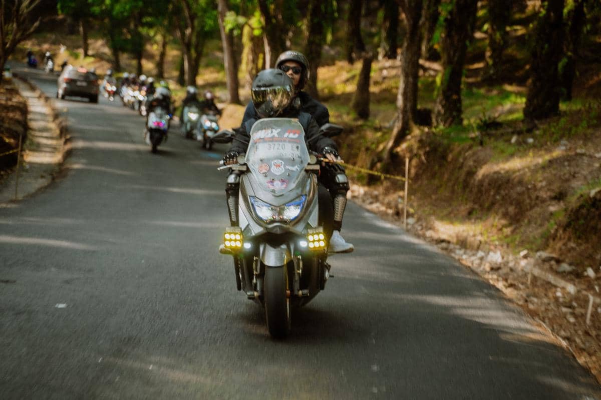 Sekitar 40 anggota komunitas mengikuti perjalanan touring bersama di jalan dalam kegiatan komunitas.
