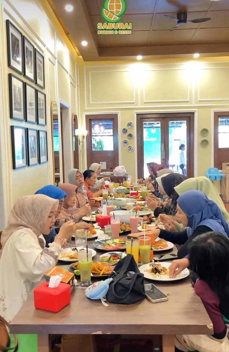 Suasana acara di Saburai Durian & Resto, sebuah tempat makan yang diabadikan dalam unggahan Instagram.