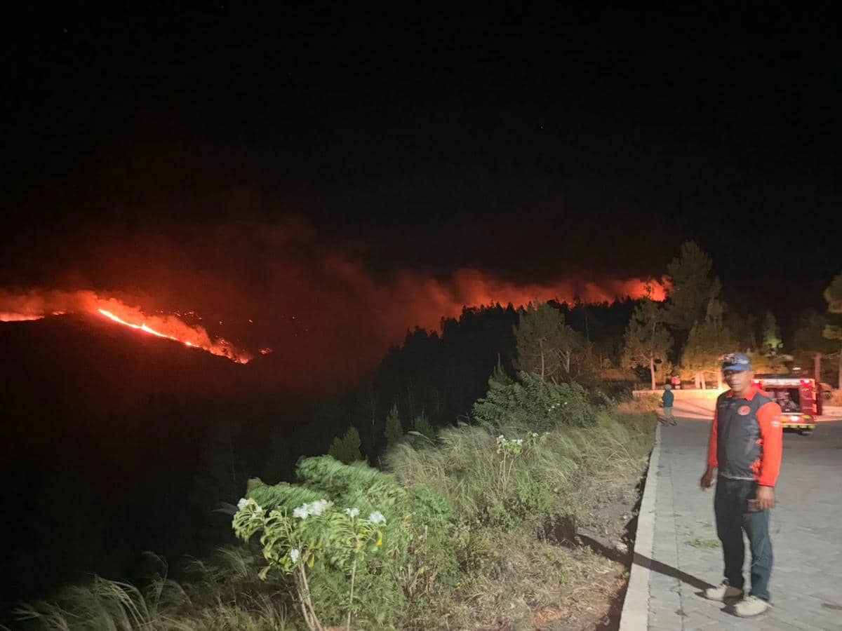 Asap putih membubung dari kebakaran hutan di Gunung Soputan, Kabupaten Mitra, Sulawesi Utara, Minggu 2 Agustus 2026.