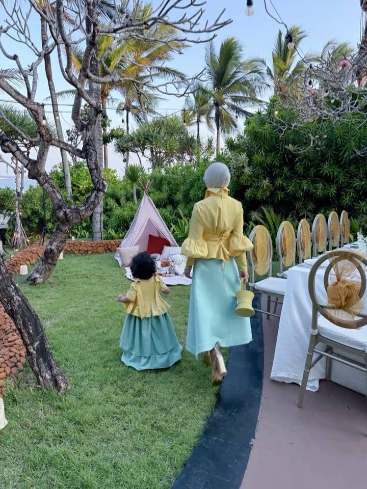 Syahrini merayakan ulang tahun bersama Baby R dalam suasana perayaan di Bali, seperti dibagikan melalui Instagram.