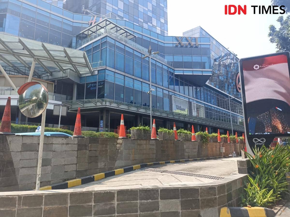 Pagar tinggi di Mall Kota Kasablanka dipugar, Senin (3/8/2026).