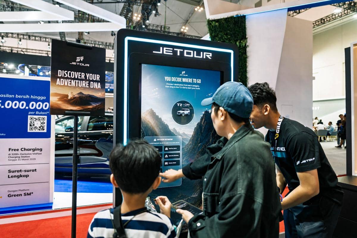 Mobil Jetour dipamerkan dalam kegiatan yang menghadirkan program test drive dan berbagai penawaran penjualan.
