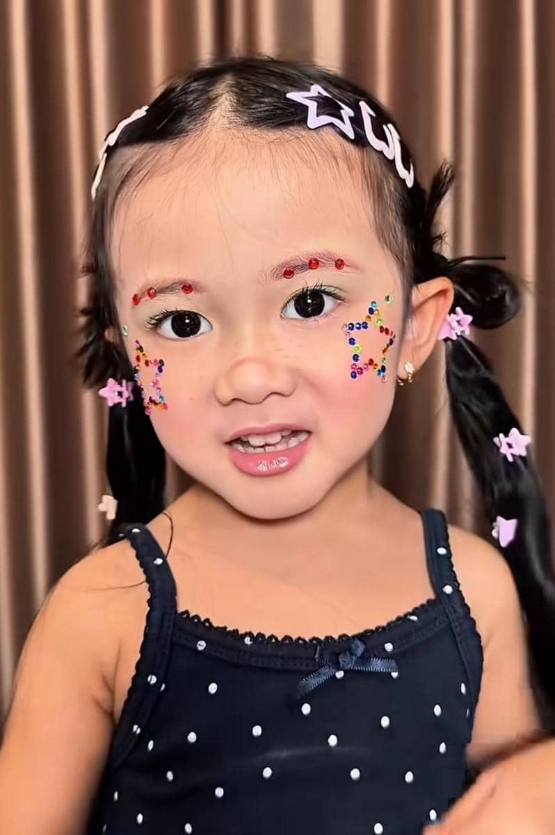 Potret anak artis dengan riasan centil bergaya Naykilla, tampil menatap kamera dengan ekspresi menggemaskan.
