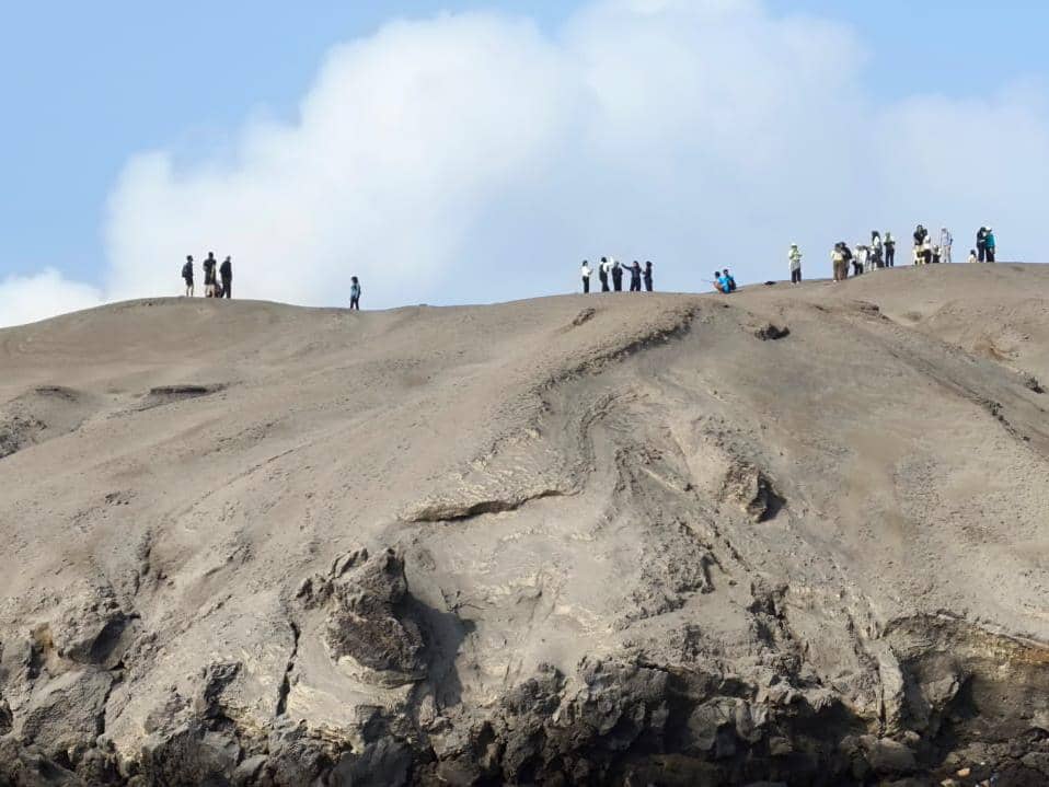Wisatawan Nekat Naik Lereng Gunung Anak Krakatau, padahal Status Siaga