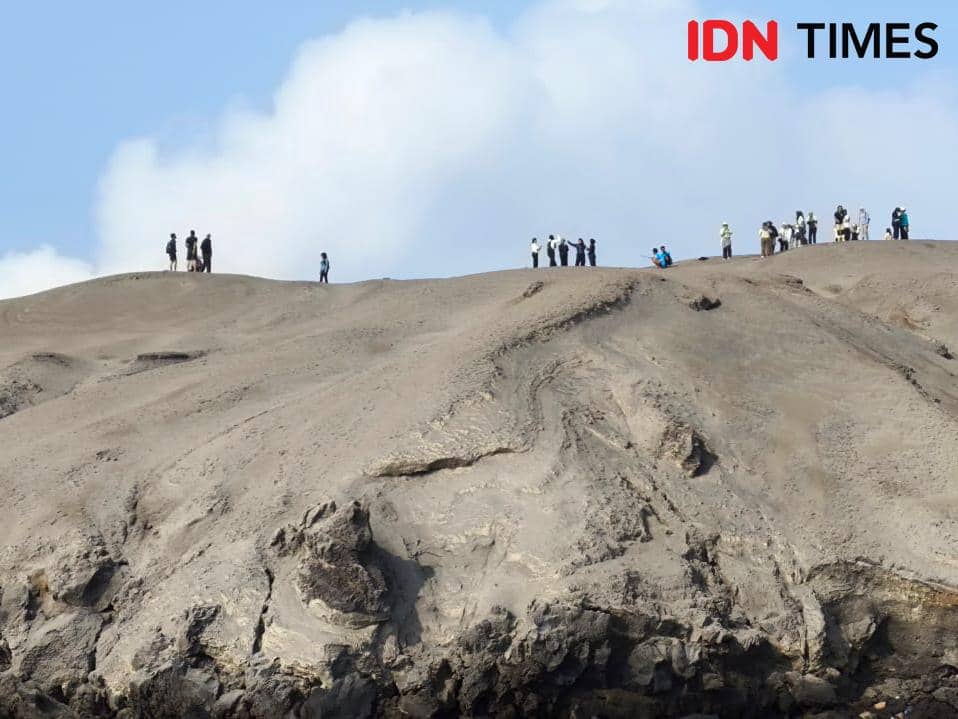 Sejumlah wisatawan kedapatan beraktivitas di Gunung Anak Krakatau. (IDN Times/Istimewa).