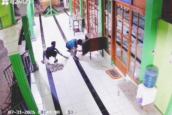 Terekam CCTV 3 Bocah Bobol Kotak Amal Masjid di Ngawi, Rp2 Juta Raib