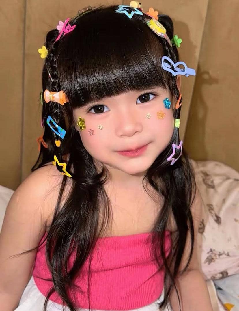 Potret anak artis dengan riasan wajah dan ekspresi centil, bergaya ala Naykilla dalam unggahan Instagram.