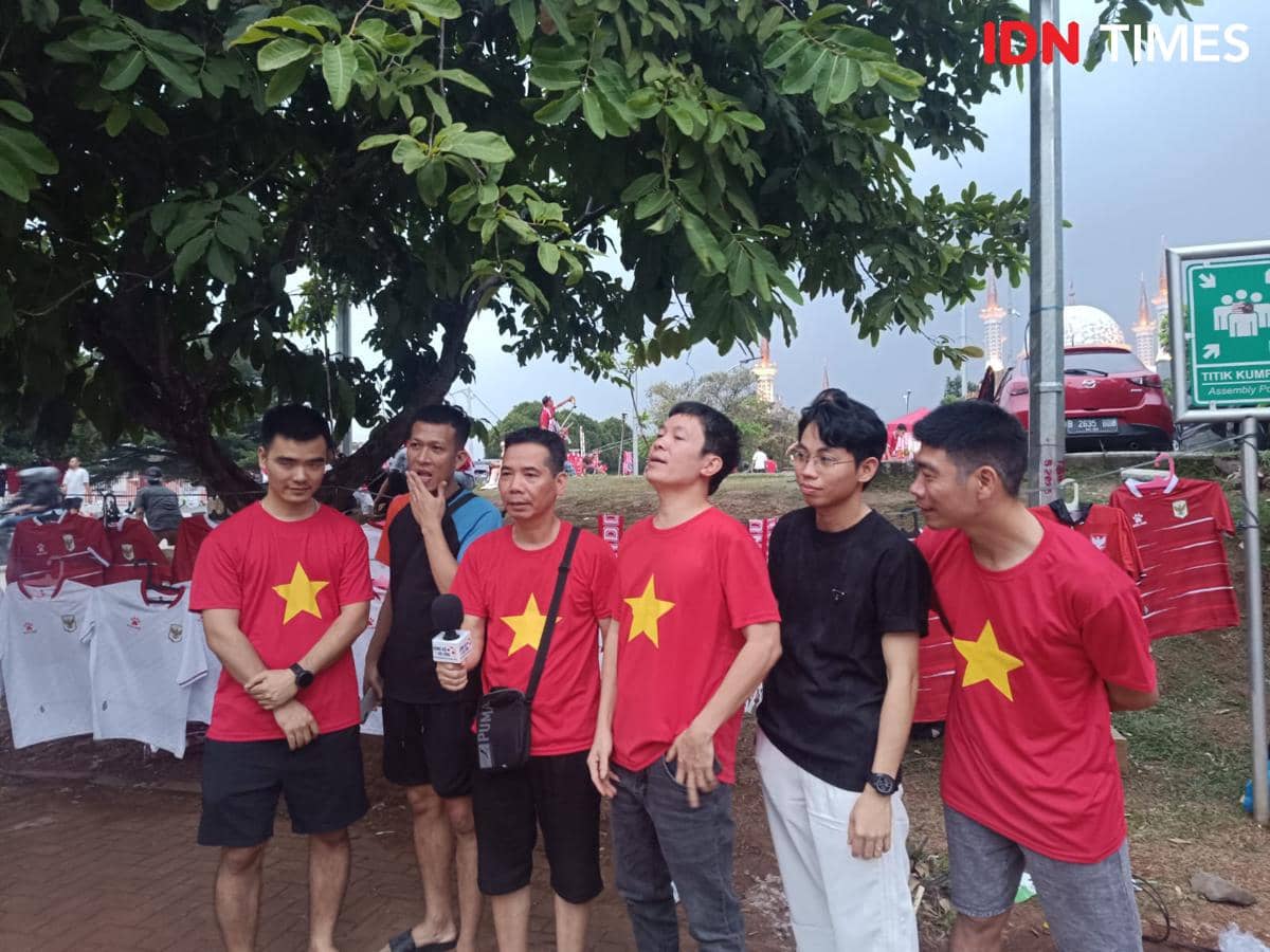 Suporter Vietnam Datang ke Stadion Pakansari, Naik Taksi dari Subang