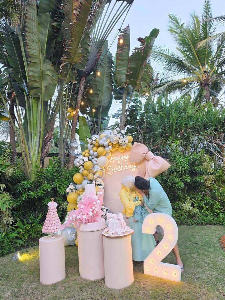 Syahrini dan Baby R merayakan ulang tahun bersama dalam suasana perayaan hangat di Bali, menurut unggahan Instagram.