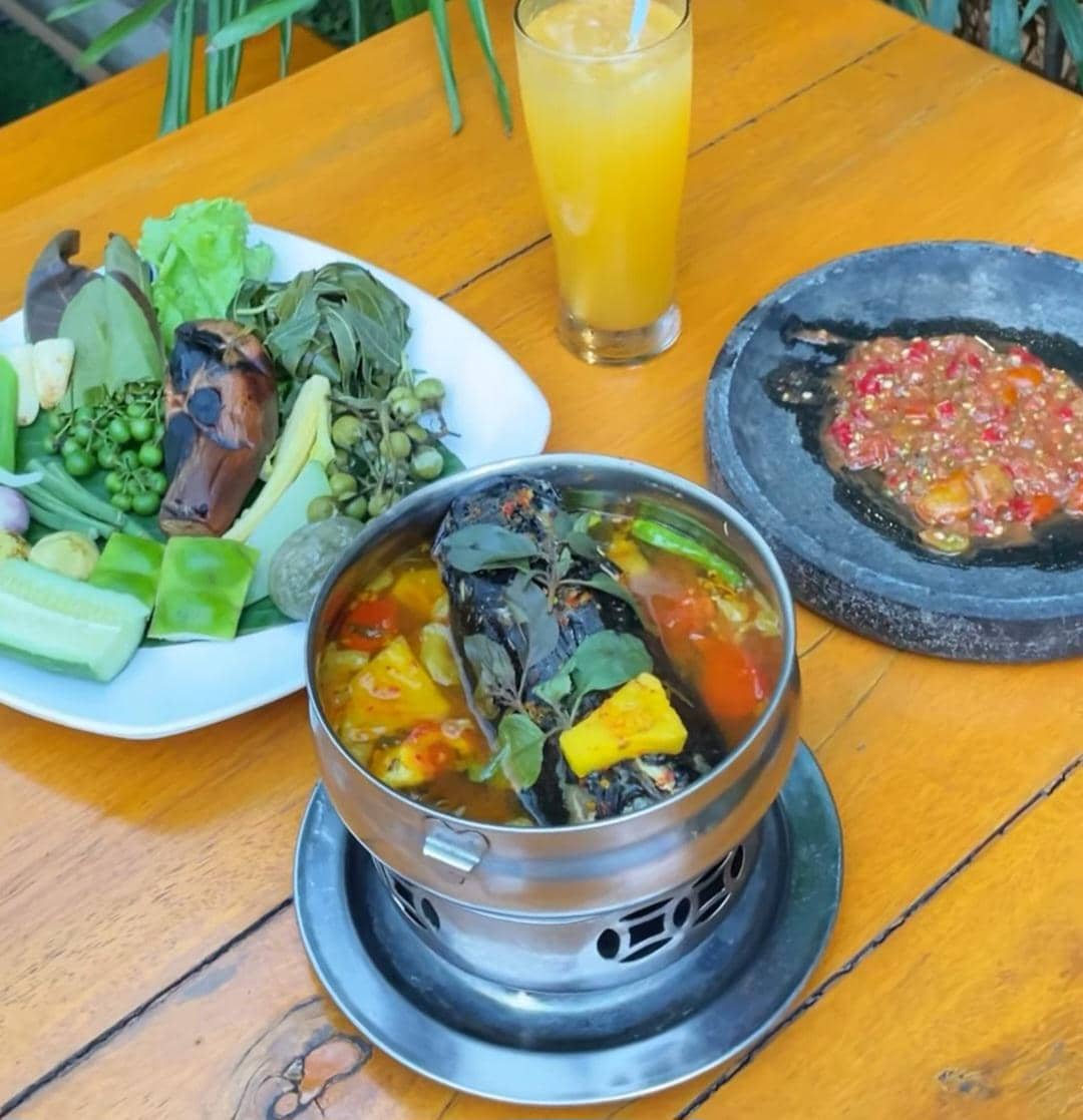 Pindang baung, hidangan ikan berkuah khas yang disajikan dalam mangkuk di Saburai Durian & Resto.