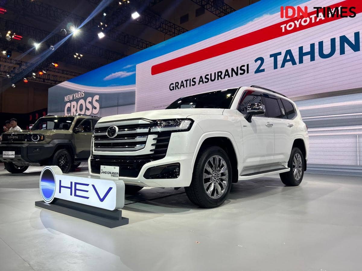 Toyota Land Cruiser 300 HEV dipamerkan di area pameran GIIAS 2026, terlihat dari bagian depan dengan lampu menyala.
