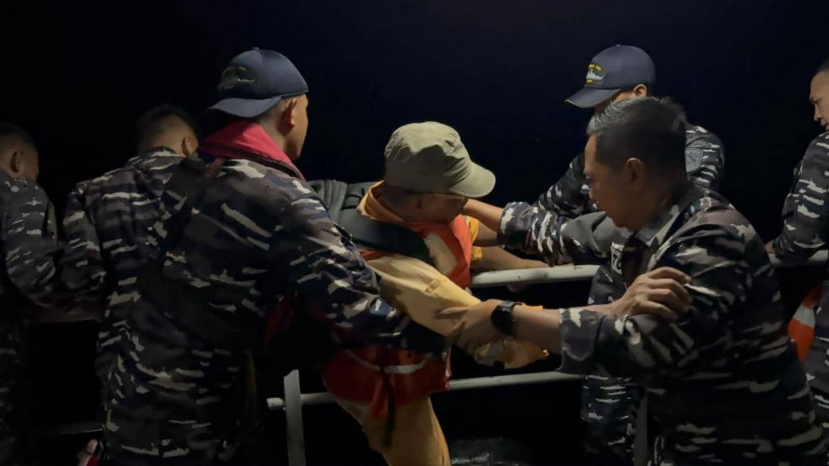 KMP Mutiara Sentosa Dilalap Api, TNI AL Kirim 2 Kapal Perang