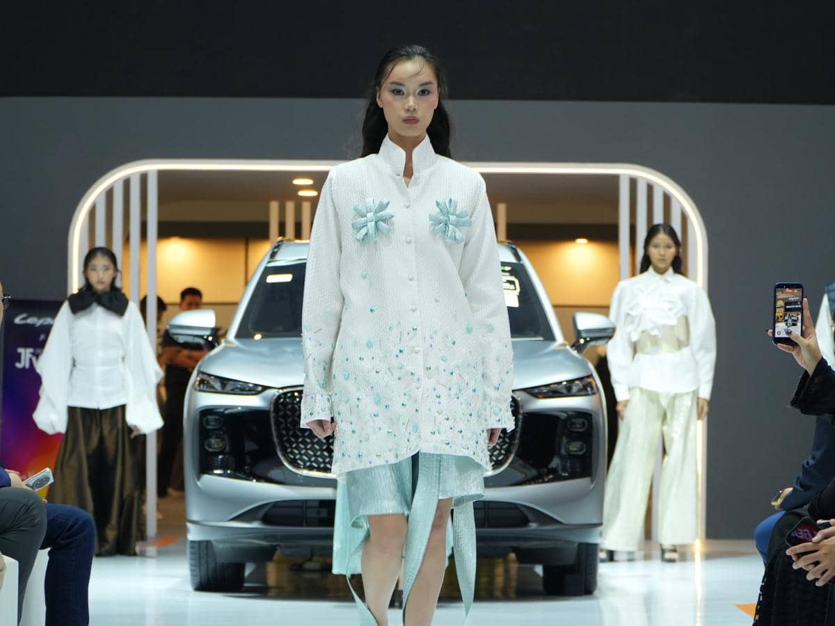 Lepas Gandeng Jakarta Fashion Week, Perkuat Citra EV Premium di GIIAS