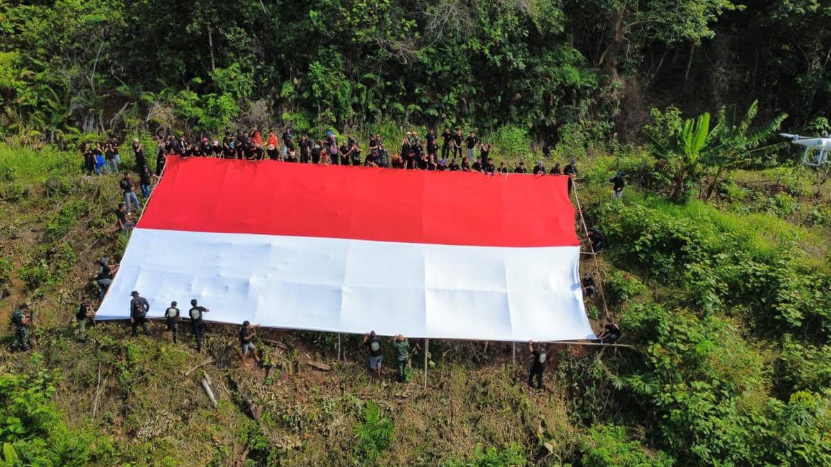 Bendera Merah Putih Raksasa Berkibar di Perbatasan RI-Malaysia