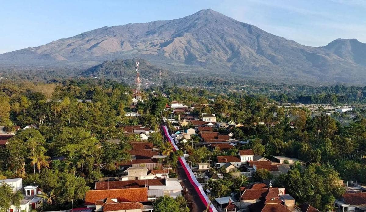 Bendera Merah Putih raksasa terbentang di Dusun Krajan Tengah, Desa Wonorejo, Kecamatan Lawang, Kabupaten Malang.