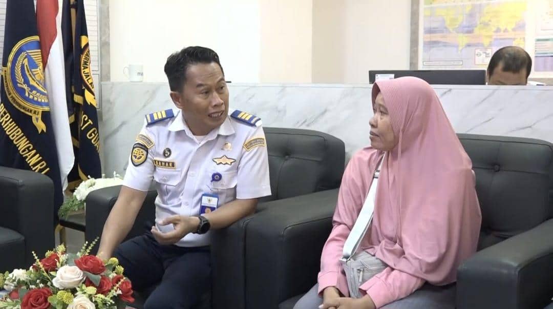 Rastia, keluarga dari Bustam Sanusi, salah seorang penumpang KM Mutiara Sentosa 2 datang ke Posko Crisis Center (MCC) KSOP Utama Makassar, Senin (3/8/2026). Dok. Istimewa