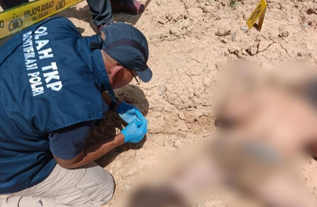 Personel Polsek Keluang bersama Tim Inafis Satreskrim Polres Muba melakukan olah TKP usai ditemukannya sesosok mayat tanpa busana
