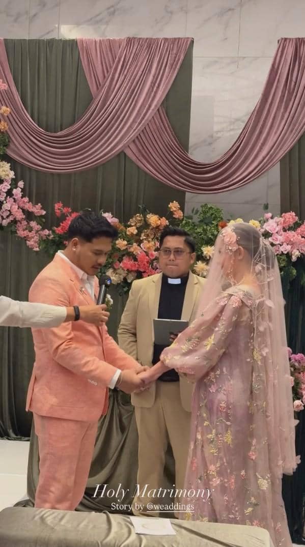 Joanna Alexandra dalam potret pernikahan, mengenakan gaun pengantin putih dan berpose bersama pasangan.