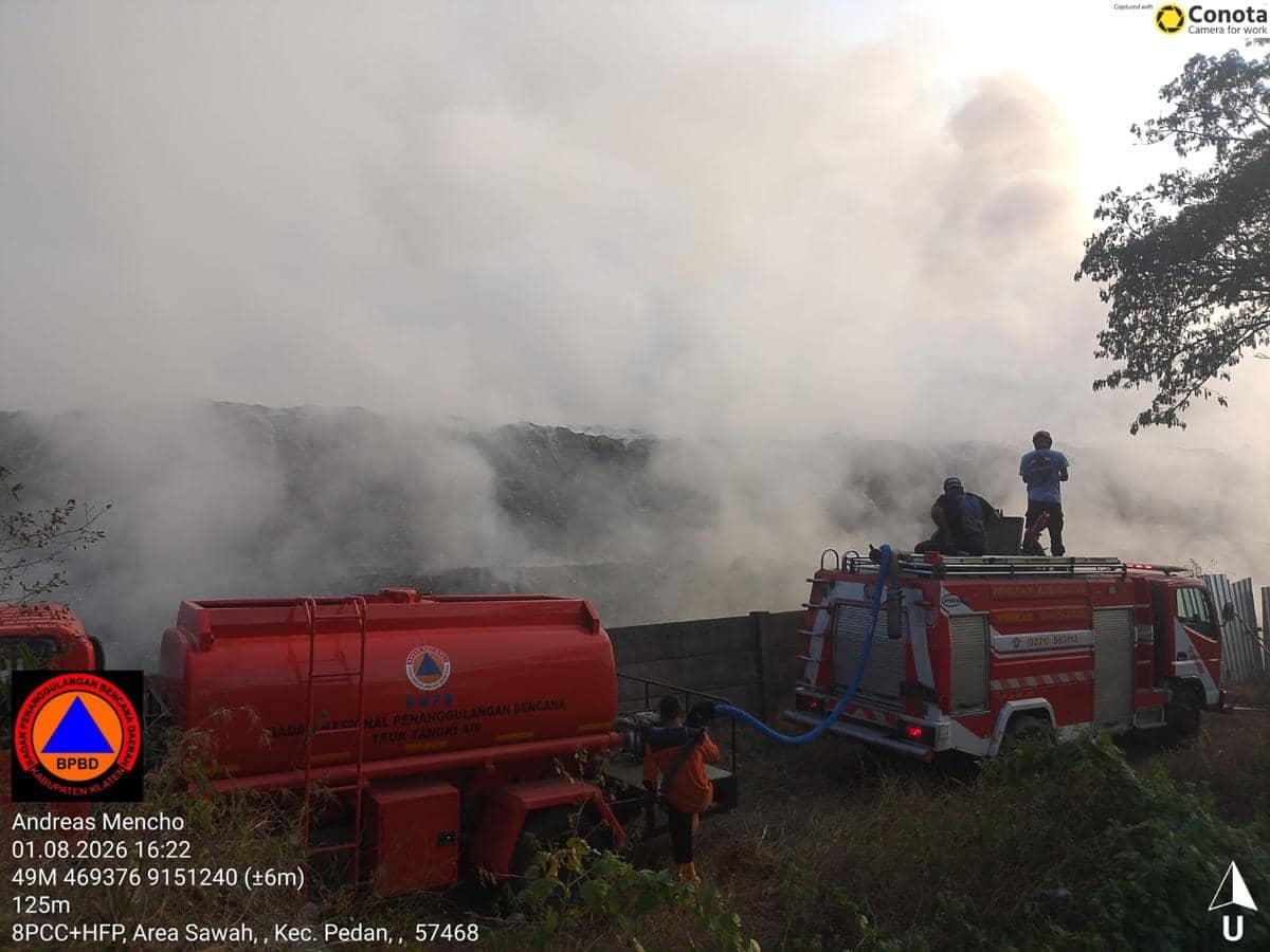 Kebakaran melanda area Tempat Pemrosesan Akhir (TPA) Troketon seluas 1.000 m² di Desa Troketon, Kecamatan Pedan, Kabupaten Klaten, Provinsi