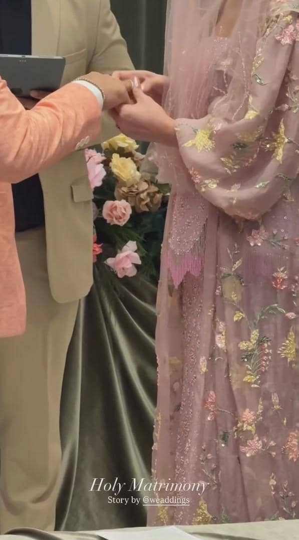Potret pernikahan Joanna Alexandra mengenakan busana pengantin dalam momen pernikahannya yang diabadikan.