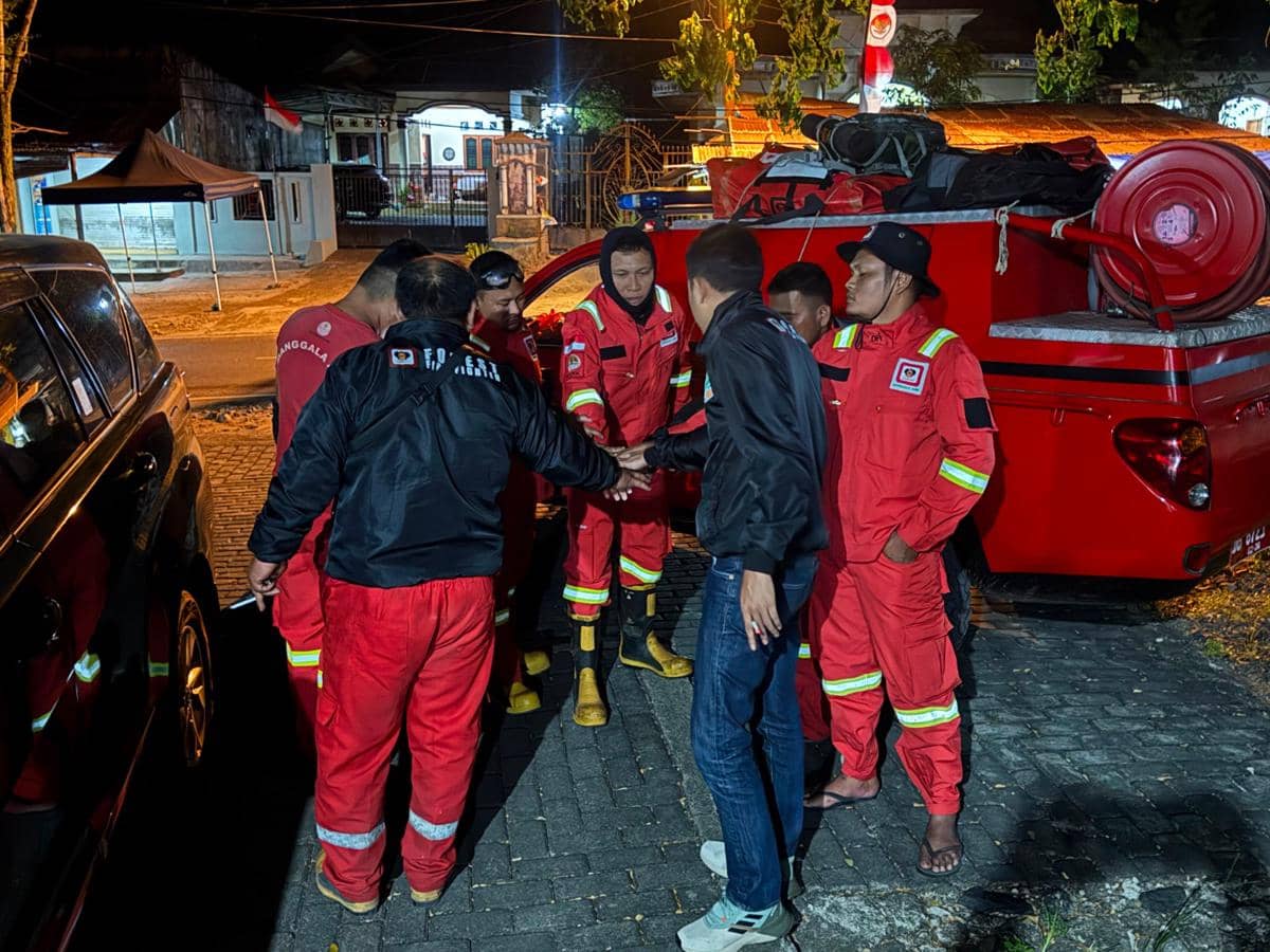Petugas Damkar Minsel bersiap memadamkan kebakaran hutan di Gunung Soputan, Kabupaten Mitra, Sulawesi Utara.