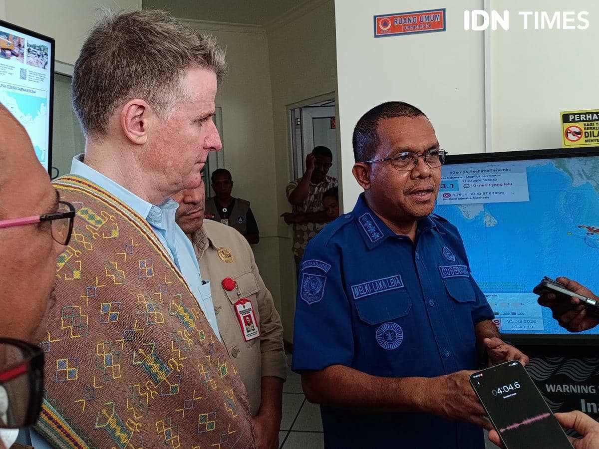 Duta Besar Australia untuk Indonesia Roderick Bruce Brazier berdiri bersama Gubernur NTT Melki Laka Lena.