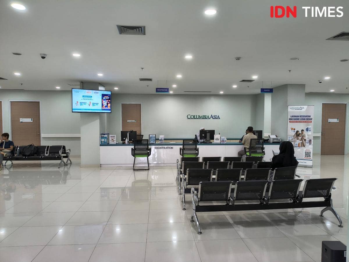 Tampak luar bangunan RS Columbia Asia Aksara dengan fasad modern, area depan, dan papan nama rumah sakit.