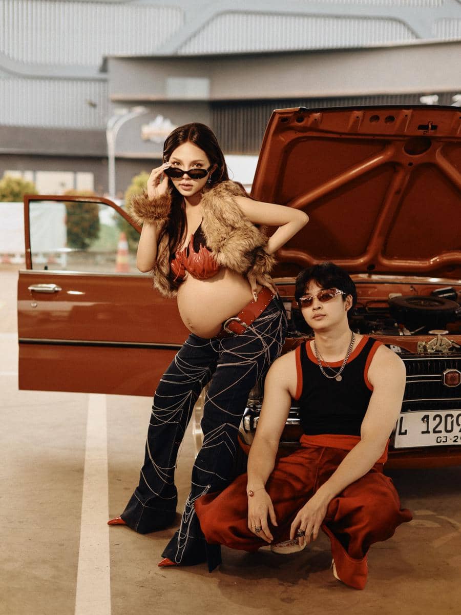 Potret Meyden dalam sesi maternity, berpose dengan busana yang menonjolkan perut kehamilannya secara anggun.