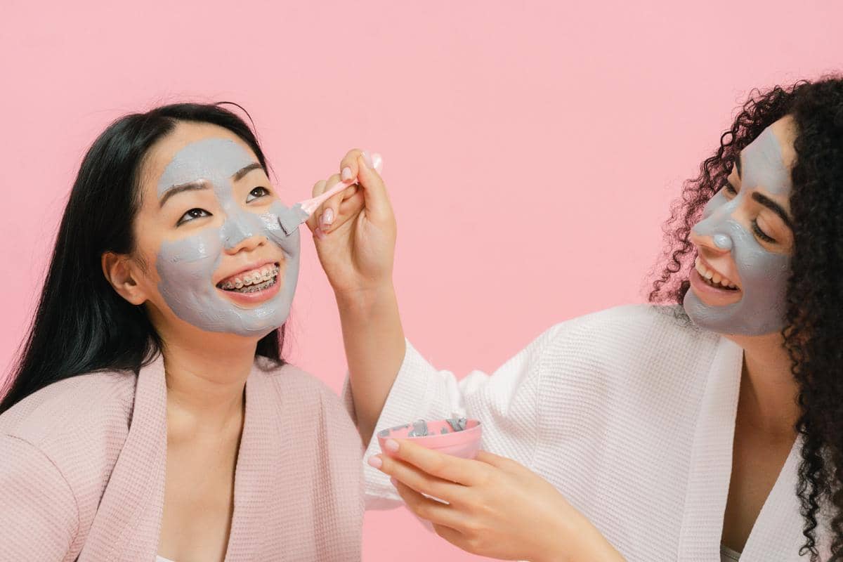 Ilustrasi masker wajah berbahan semangka untuk kulit glowing.