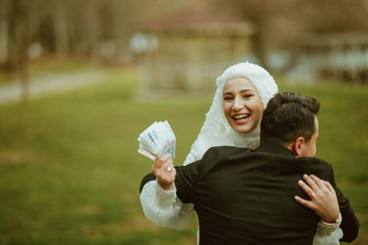 5 Tanda Pasangan Melakukan Financial Manipulation, Sadari!