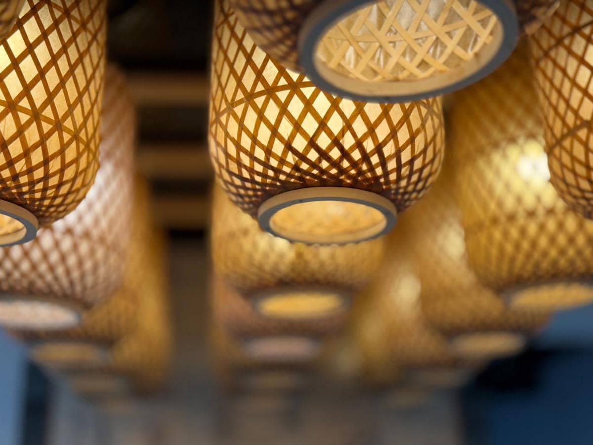 ilustrasi lampu gantung anyaman bambu