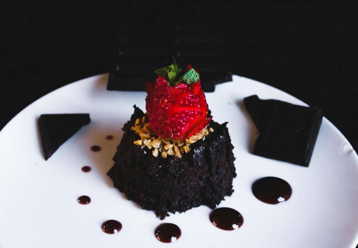 ilustrasi mini brownies dengan topping buah