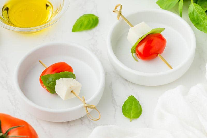 ilustrasi caprese skewer